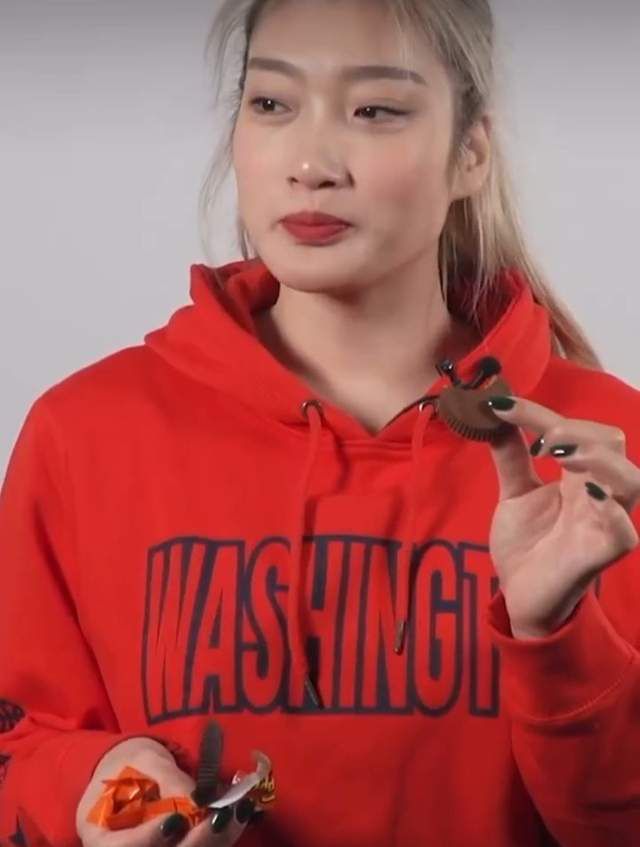 说着，郭磊恶狠狠的说道：不过，那些会到拍卖会上竞拍女孩的富豪，心理上多少都有点儿问题。
